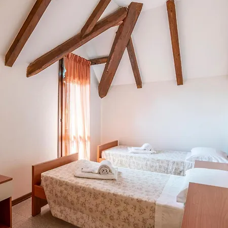 3 Bedroom Awesome In Albarella Ro 펜션