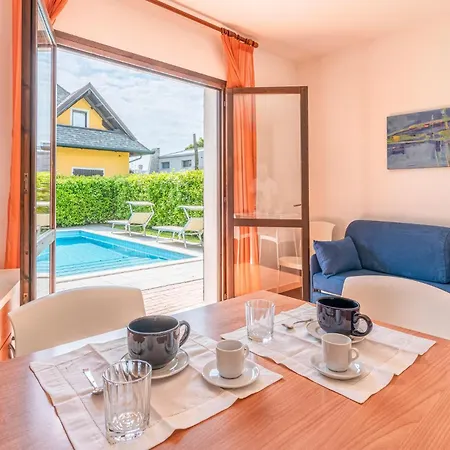 Holiday home Gorgeous In Albarella Ro With Kitchen